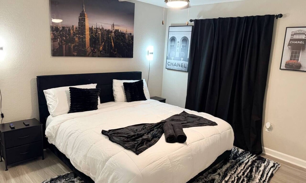 Astrodome Apartment | Gothic Blush King 2Bed near Texas Medical Center & in front of NRG Stadium