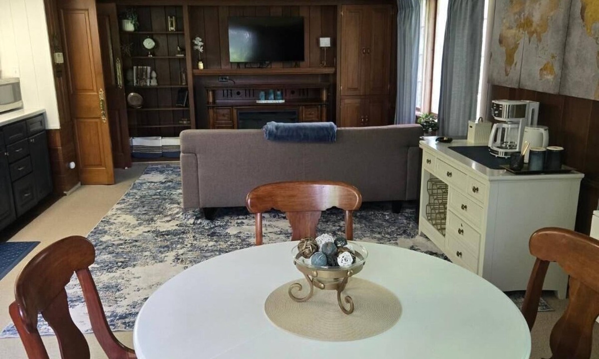 Mansfield Apartment | Grace Manor #2-secluded apartment on private estate. I mile to all conveniences.
