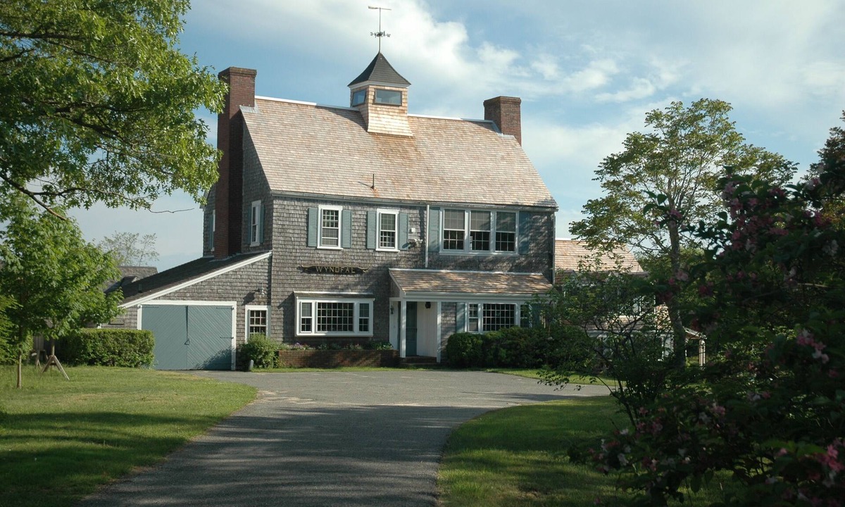 Chatham House | Gracious home 200 yards to private beach