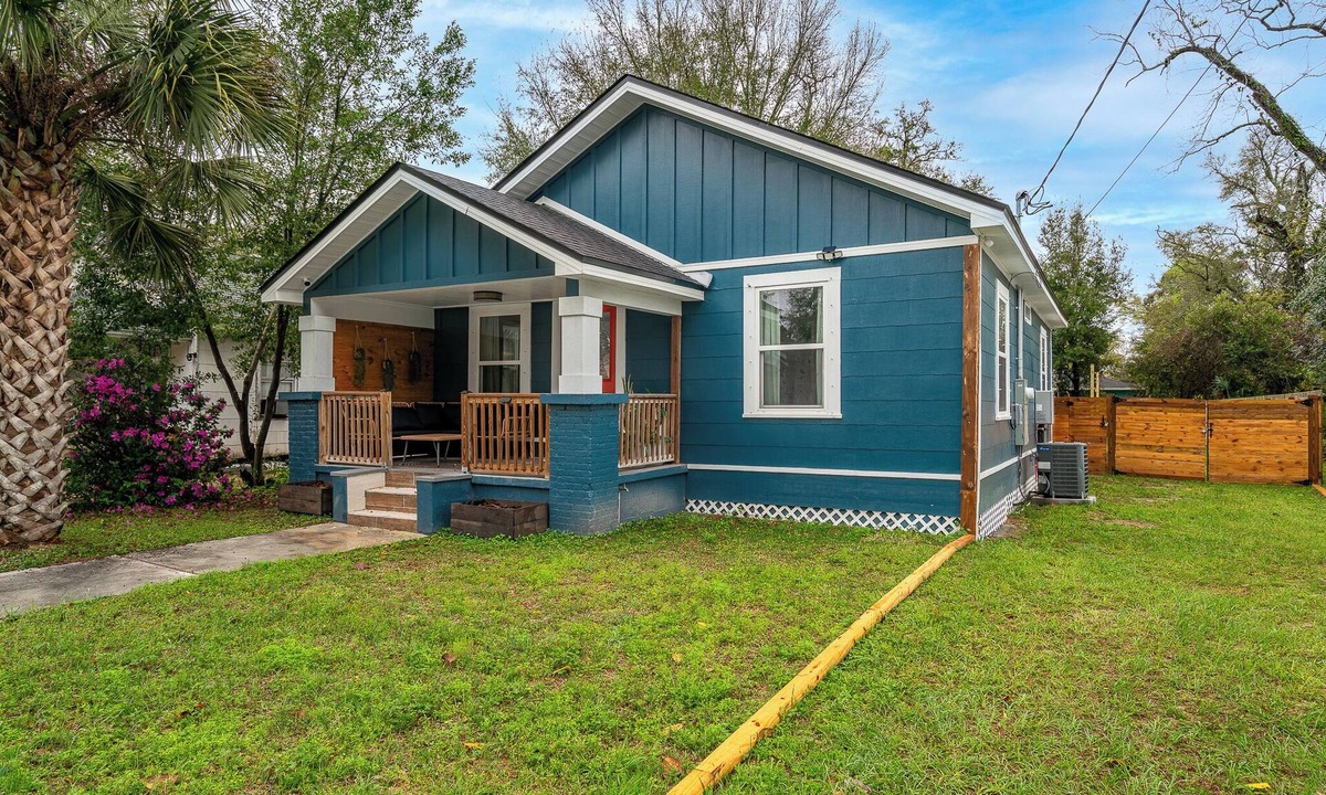 Southeast Pensacola Cottage | Graffiti Blues. Fun 2BR Near Downtown. Snookball + Firepit
