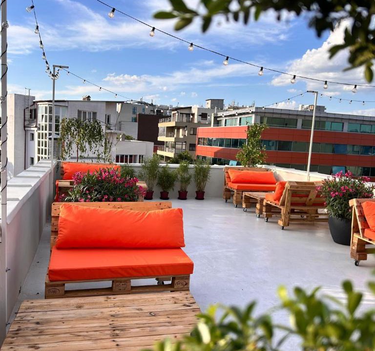 Dorobanti Hotel | Graffiti Hotel Rooftop - Central Location