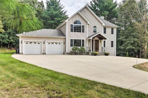 Granby House | Granby Home w/Deck < 1/2 Mi to Aldrich Lake!