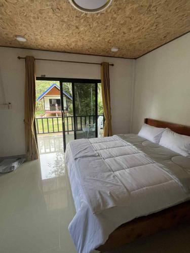 Nuea Khlong Bed & Breakfast | Grand Bungalow