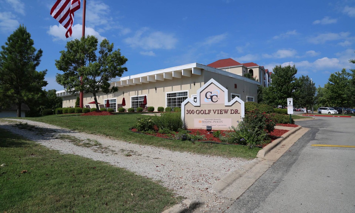 Branson Condo | Grand Crowne golf course view Branson Surrey w/master hot tub!