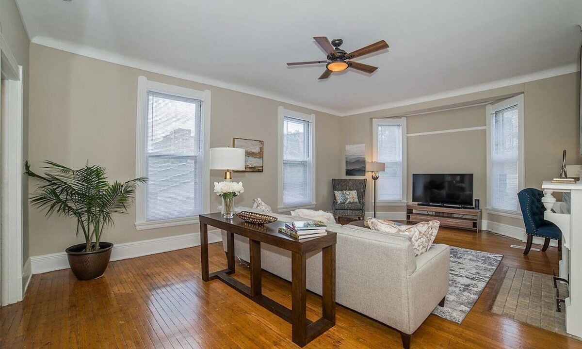 Walnut Hills Apartment | Grand Historic 2 Bedroom Apartment