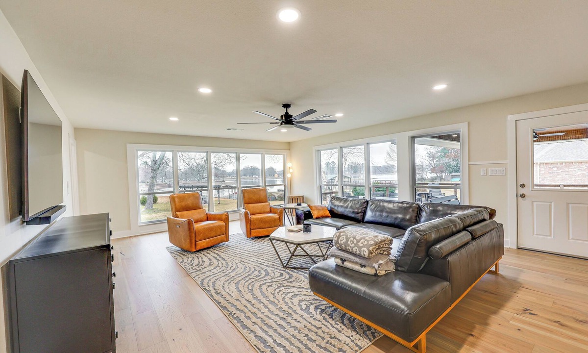 Lake Hamilton Cottage | Grand Lakefront Home in Hot Springs w/Boat Dock!