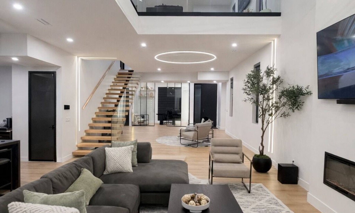 High River House | Grand, Spacious Villa in the Heart of Downtown High River
