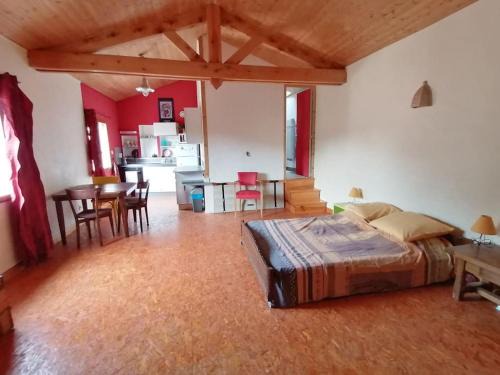 Busseol Apartment | Grand studio avec vu sur château