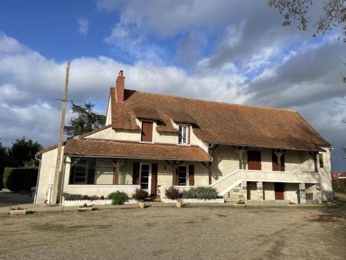 Saint-Pourcain-sur-Sioule House | Grande maison à Saint-Pourçain avec piscine, sauna et WiFi - FR-1-489-60