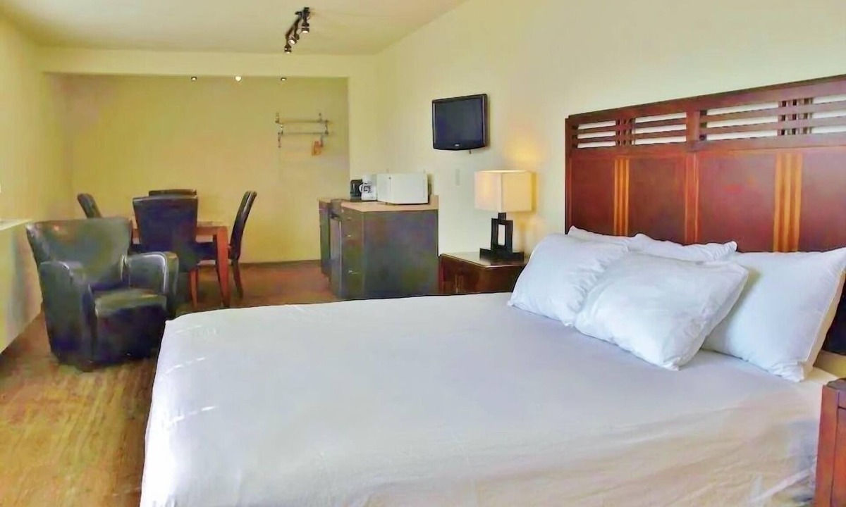 Grande Cache Hotel | Grande Mountain Lodge