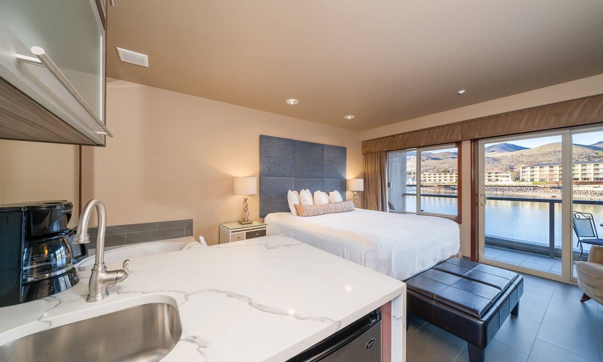 Chelan Condo | Grandview 710 Waterfront King with River View