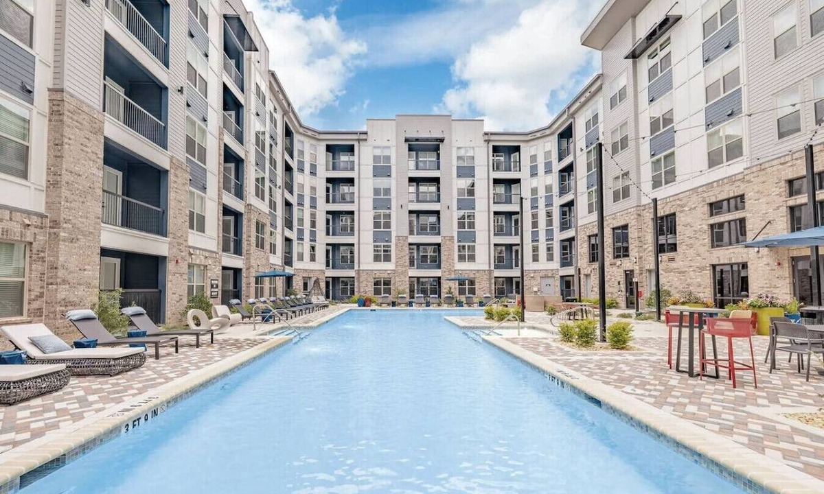 Crestline Heights Apartment | Grandview Apartment: Shops, Restaurants Nearby!