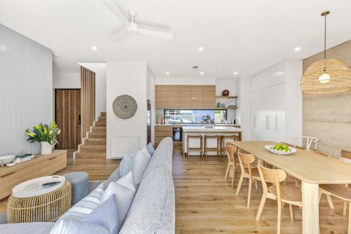 Barwon Heads House | Grandview Luxe- Central Barwon Heads, Brand New, Sleeps 6, Aircon, Parking, WIFI, walk to beach and shops