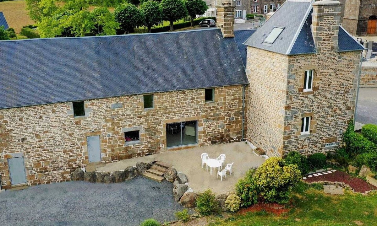 Saint-Michel-de-Montjoie Cottage | Granite house with garden, pets allowed and parking