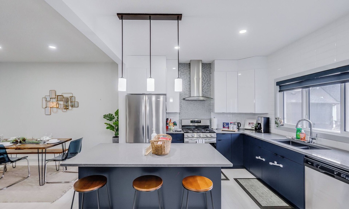 Southwest Edmonton House | Graydon - Bright, Modern Home w/King Sized Bed
