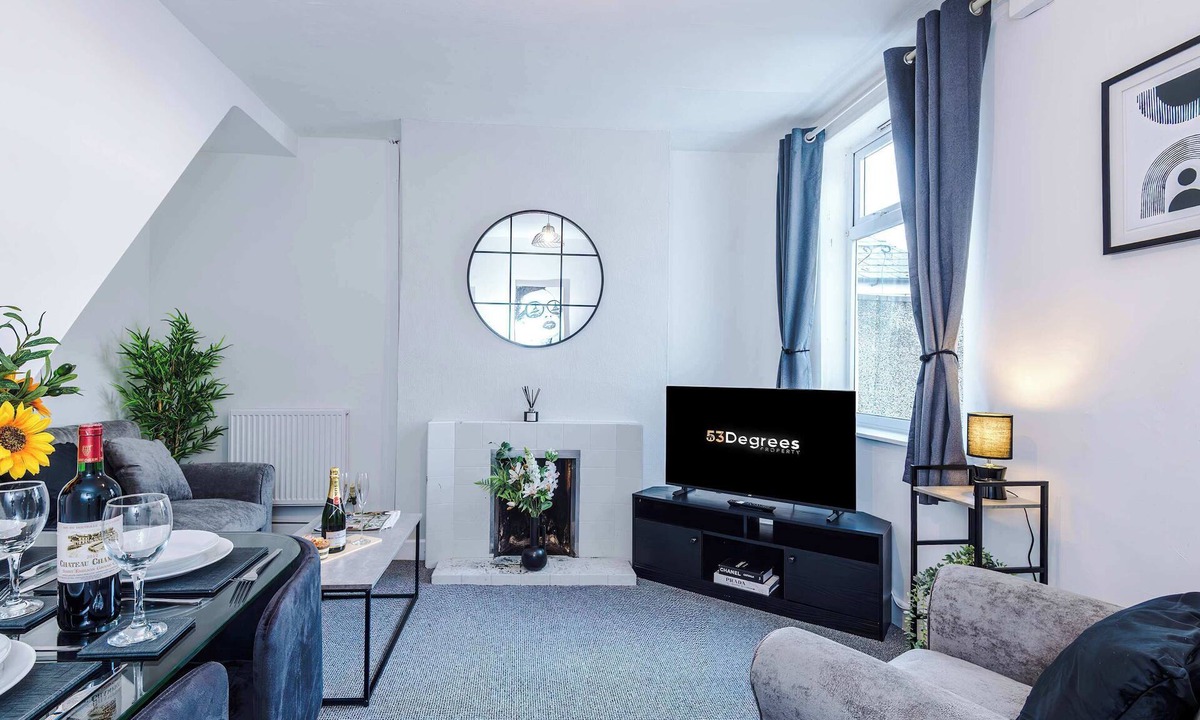 Ellesmere Port House | Great 3-Bed Home, Perfect for Work & Contractors!