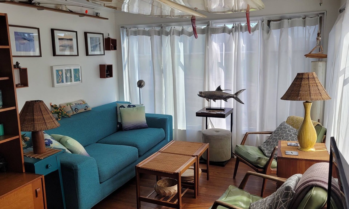 Newport East Cottage | Great Beach Cottage, 8-12 minute walk to Beaches