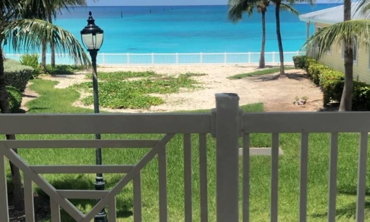 Alice Town Villa | Great Beach Front Villa