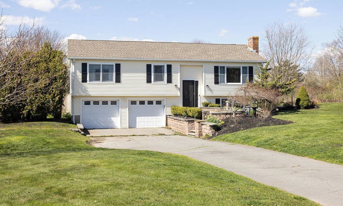 Newport East House | Great Beach Location - Huge Yard for Family Getaways
