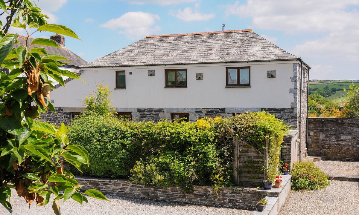 Saint Kew House | GREAT BRIGHTOR COB BARN, character holiday cottage in St Kew Highway