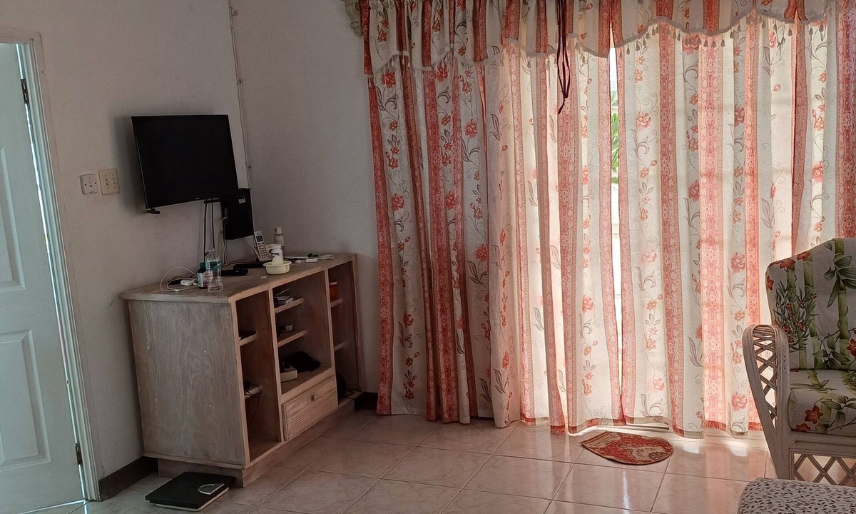 Howells Apartment | Great, Centrally located apartment with extra large rooms unit 3