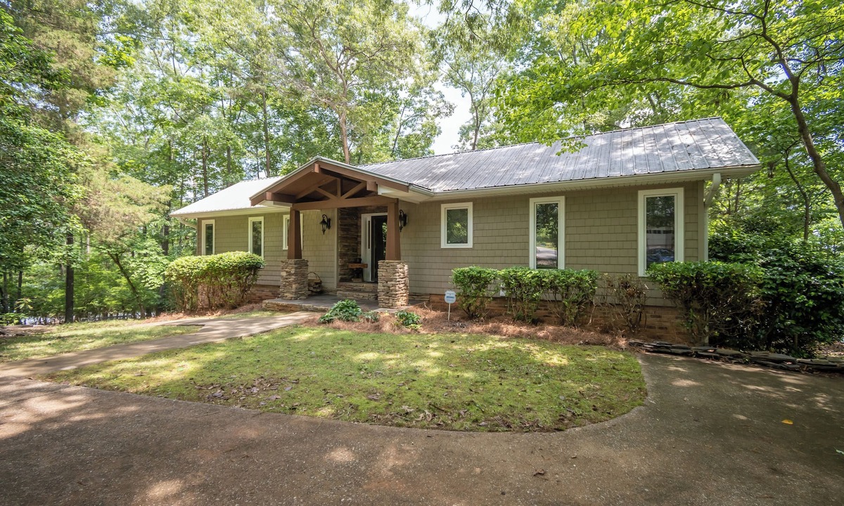 Reed Creek House | GREAT CLEMSON AND UGA GAME DAY RENTAL!nBeauty of Lake Hartwell at Skipping Rocks