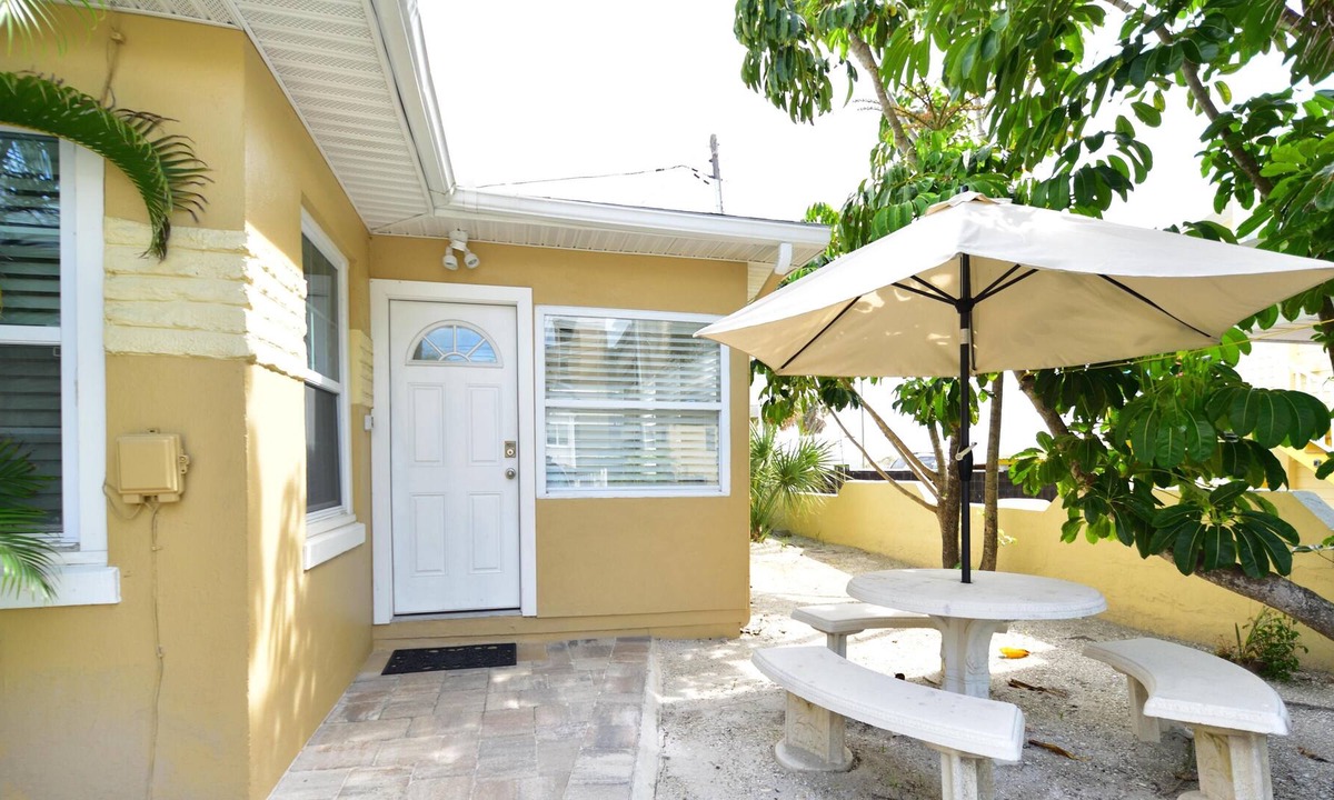 Clearwater Beach Cottage | Great Cottage 20 seconds to Beach