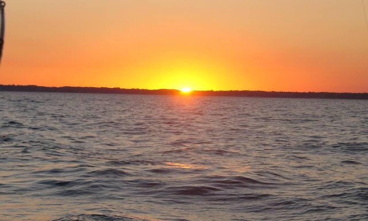 South Haven Cottage | Great Dates Available. Cute and Affordable for 2- CLOSE TO 2 BEACHES AND TOWN.
