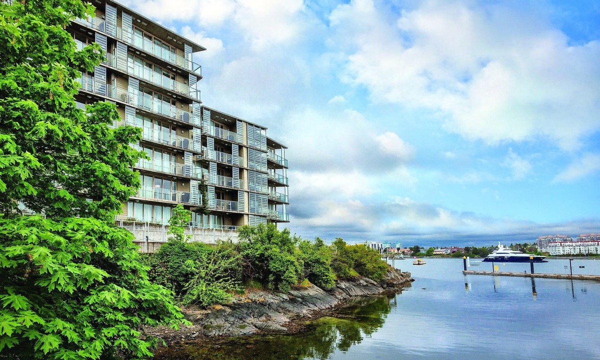 Inner Harbour Resort | Great dining, nightlife !