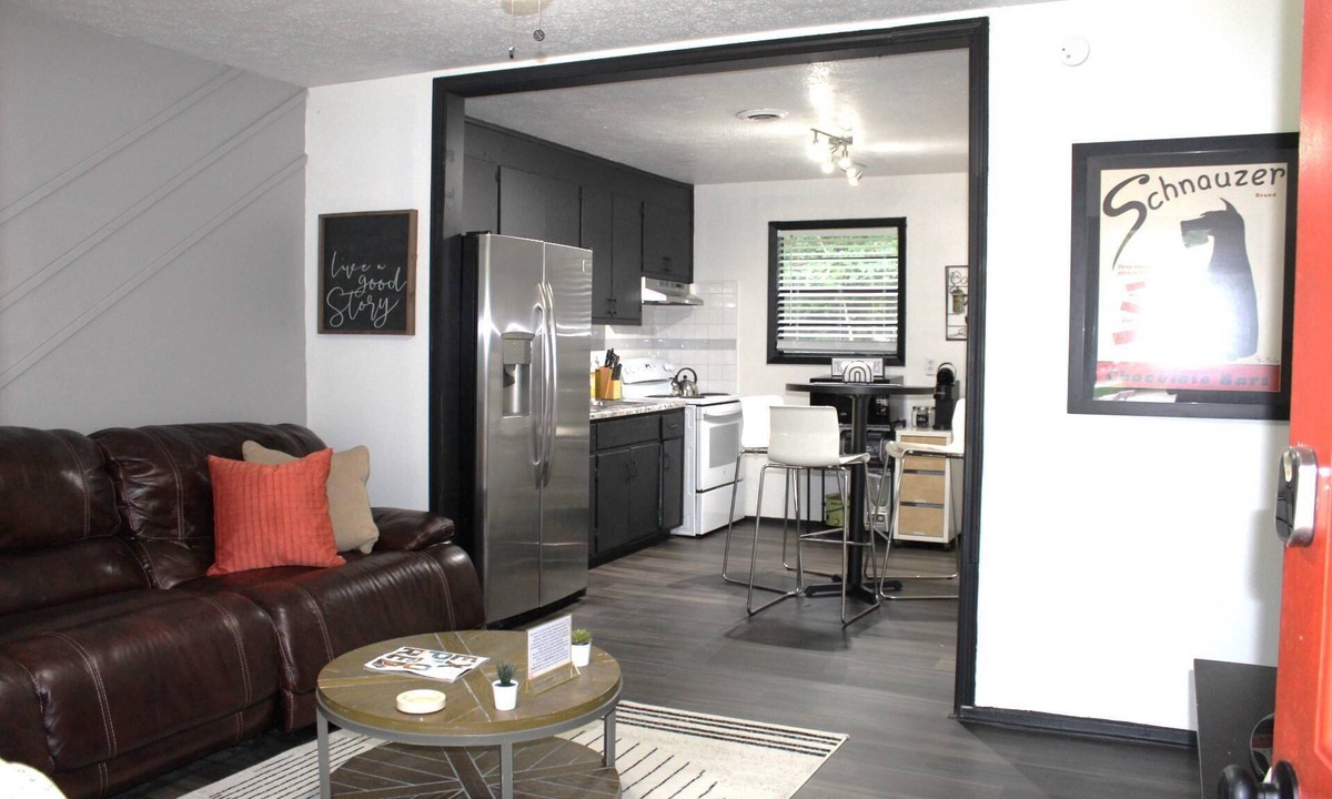 McDonough Apartment | Great Extended Work Stays-Pet-Friendly Cozy 1BR, Driveway Parking, 30M from Downtown Atlanta