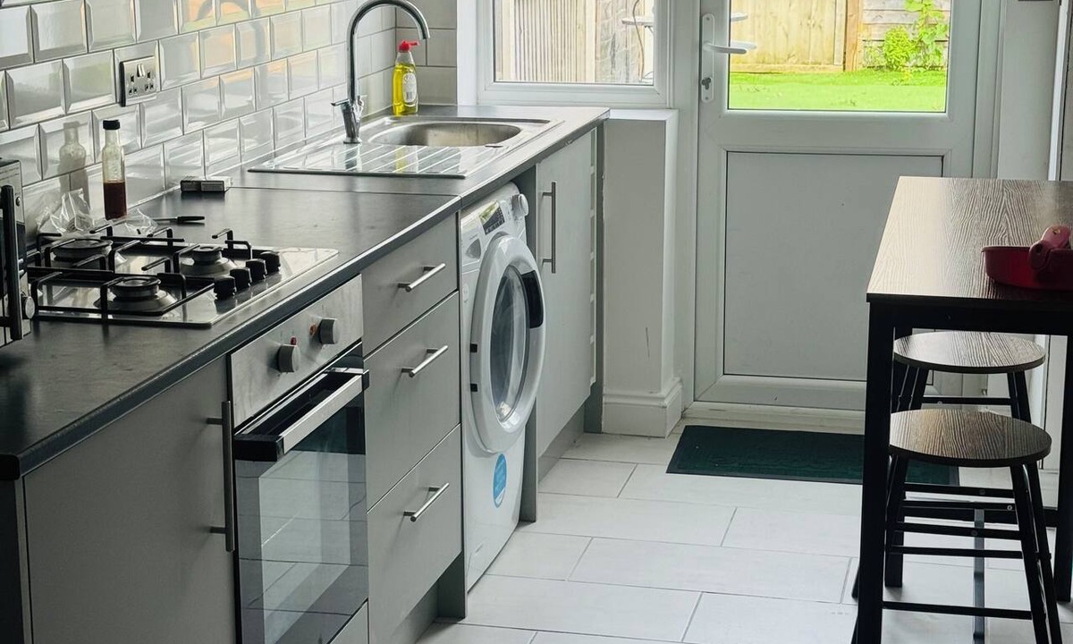 Broad Green House | Great family home to relax. Within easy reach to London, Gatwick & Wimbledon .