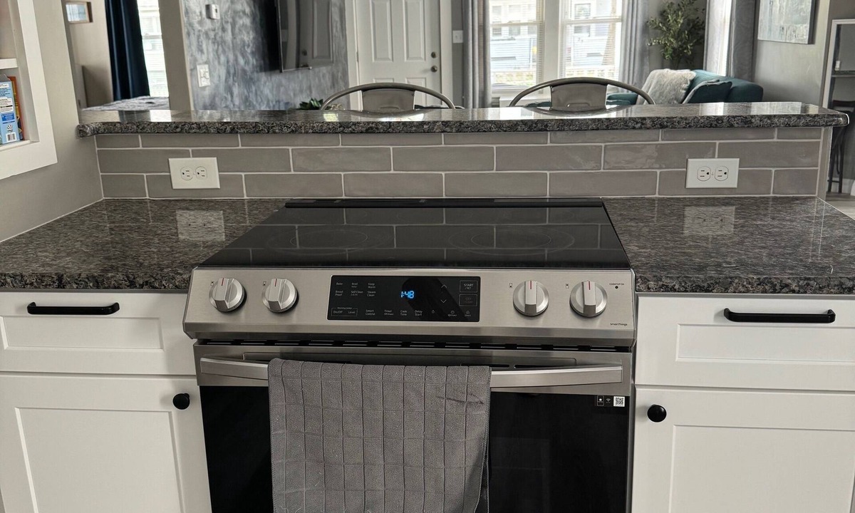 Springfield Apartment | Great First Floor Apartment close to many local attractions!