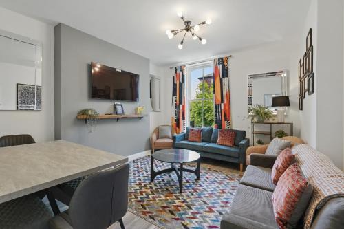 Queens Quarter Apartment | Great for groups, 7 bedroom 4 bathroom 2x parking by StayByNumbers