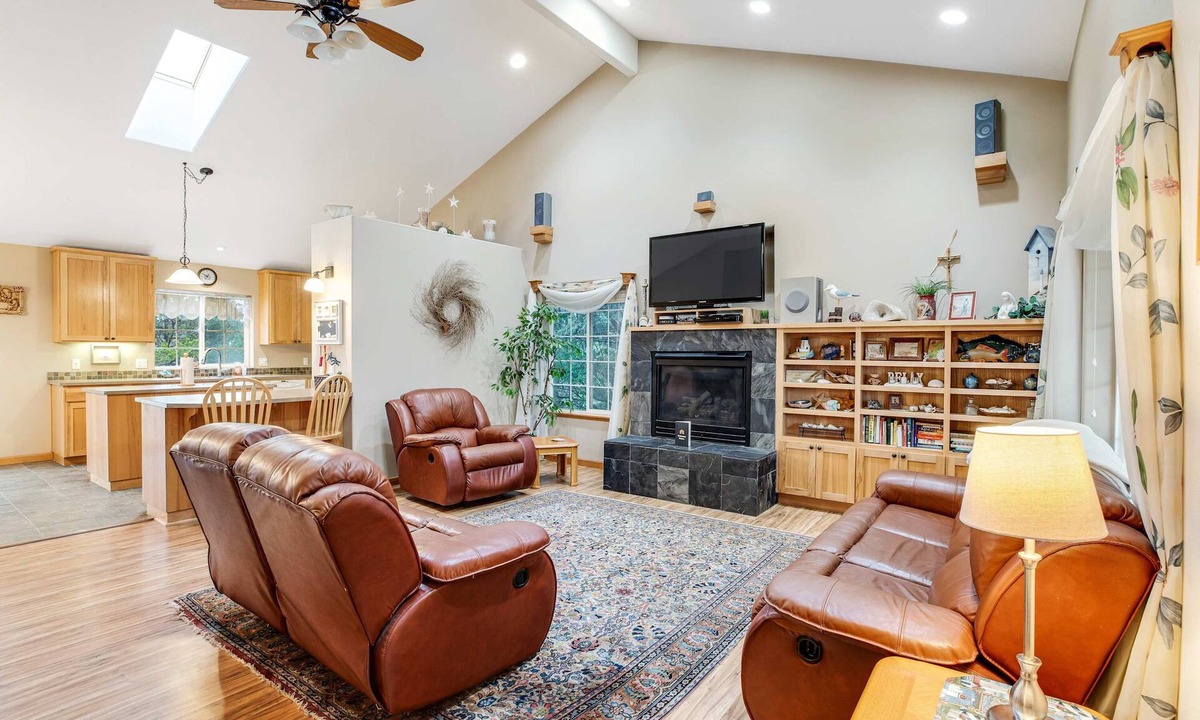 Sunset Beach House | Great home with Ping-Pong table - walk to the beach & Sunset Lake