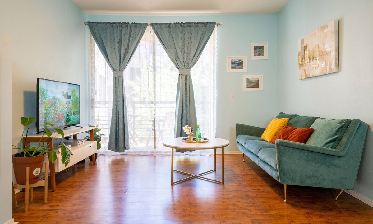 Camelback East Condo | Great Location/1B1B/King Bed/Fast WiFi/Pool/Gym
