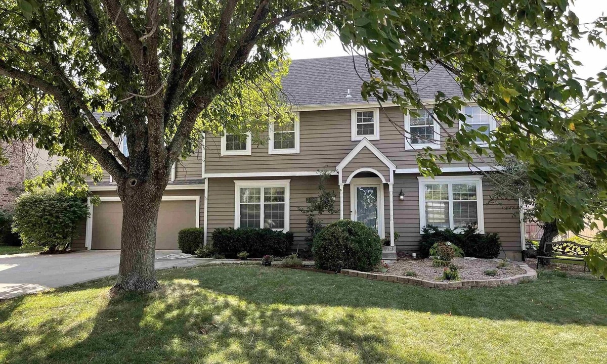 Southwest Topeka House | GREAT Location 4 bedroom, 4 1/2 bath home