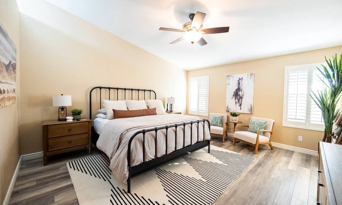 Paradise Park Vista House | Great Location, Heated Pool, Billiard Room & more