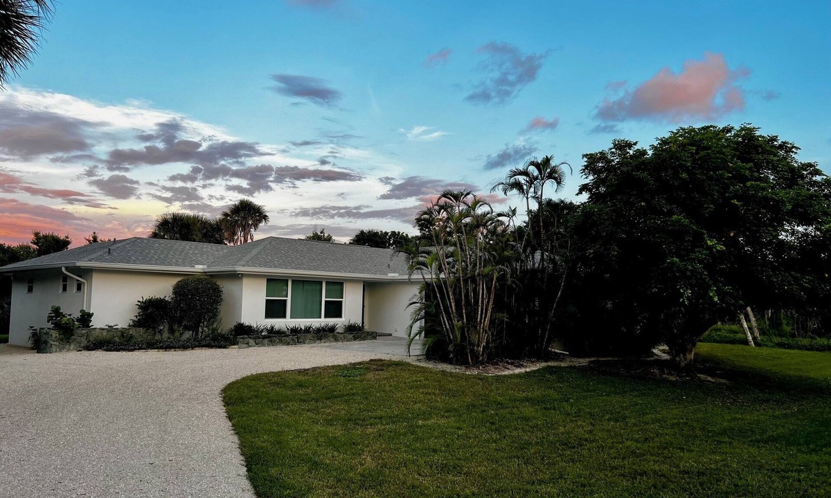 Chateaux Sur Mer House | Great Location! Secluded House with Pool near Beach