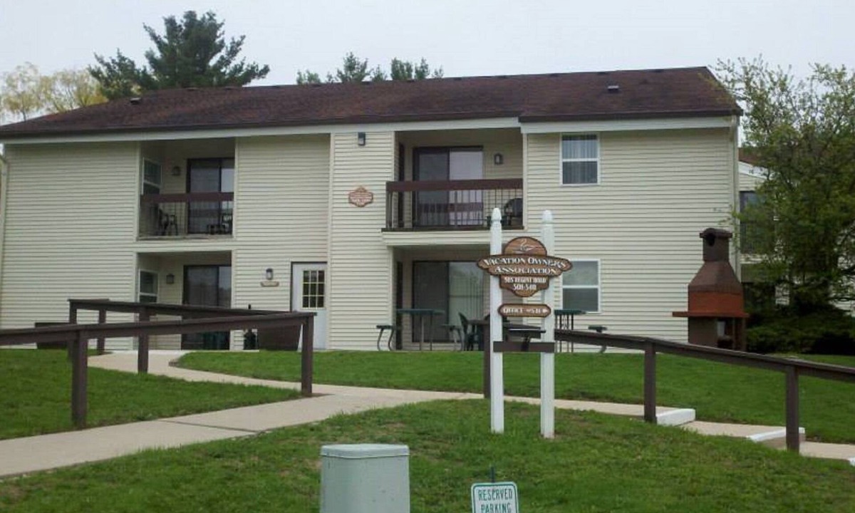 Oconomowoc Condo | Great Resort in Oconomowoc WI with Shopping, Lakes, Milwaukee And Madison