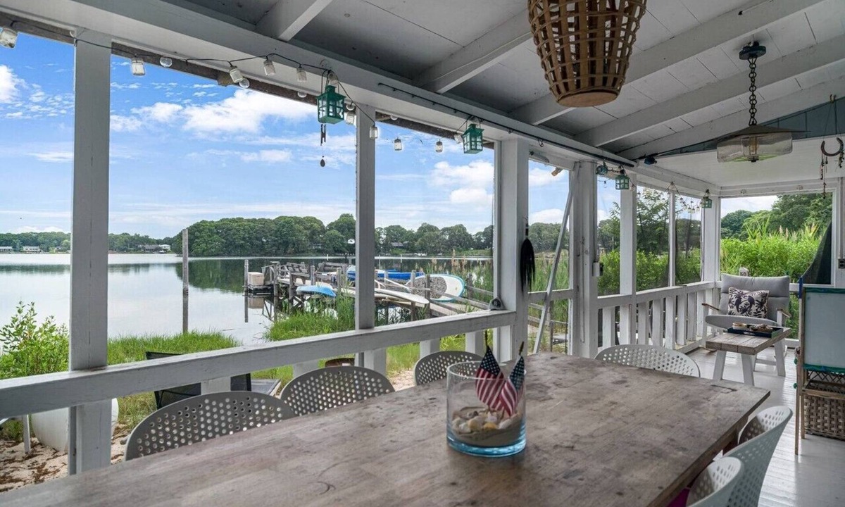 Sag Harbor Cottage | Great Sag Harbor Cottage on the Water Bay views