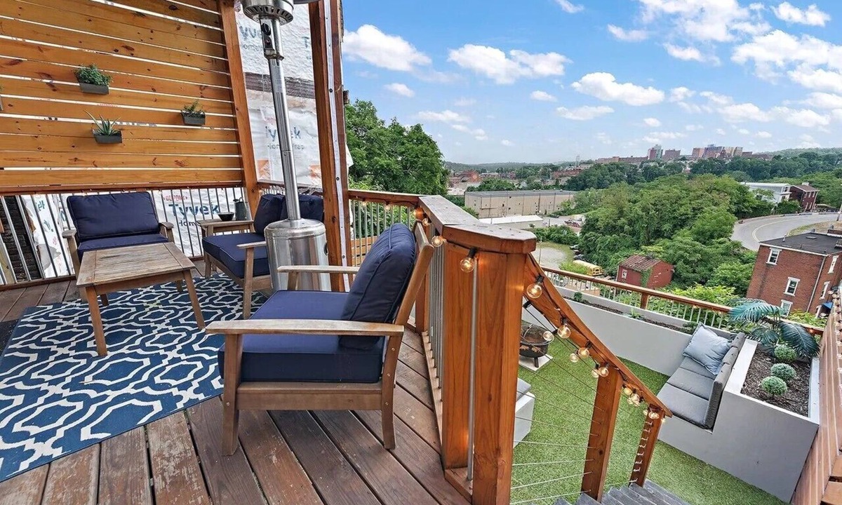 Pittsburgh House | GREAT SPACE & location! 2-bedroom row-house with backyard in vibrant Pittsburgh!