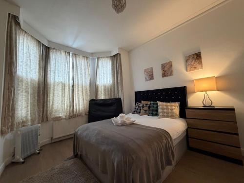 Wing Apartment | Great Studio Sheperds Bush London