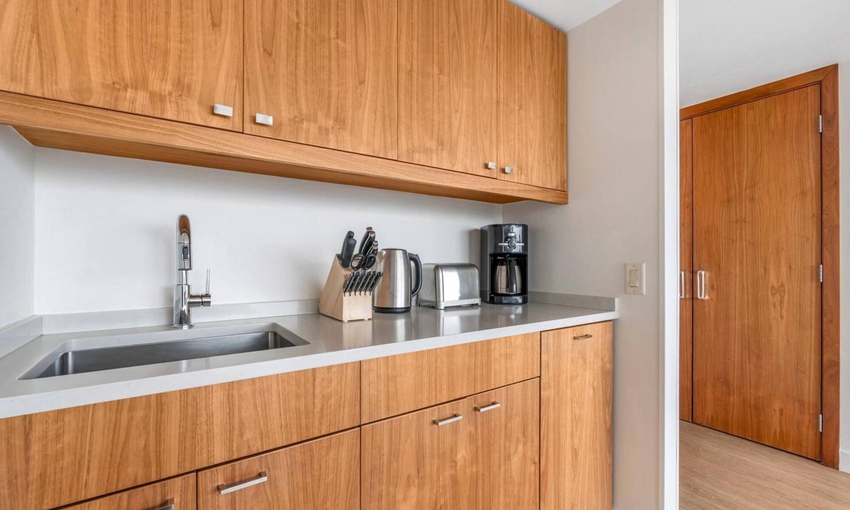 Downtown Vancouver Hotel | Great value! Top rated in heart of downtown Vancouver near shops, dining & shows