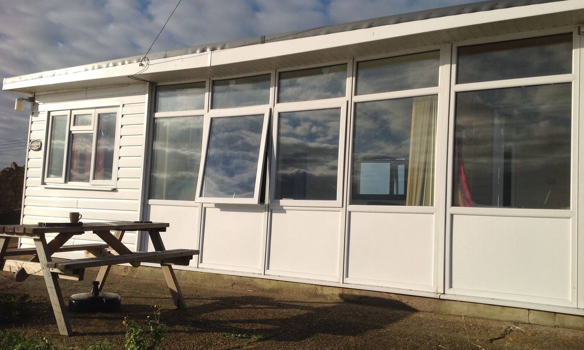 Ventnor Ski Chalet | GREAT VALUE VILLA WITH SUPERB SEA VIEW, DOG FRIENDLY, BEACH 10 MINS WALK