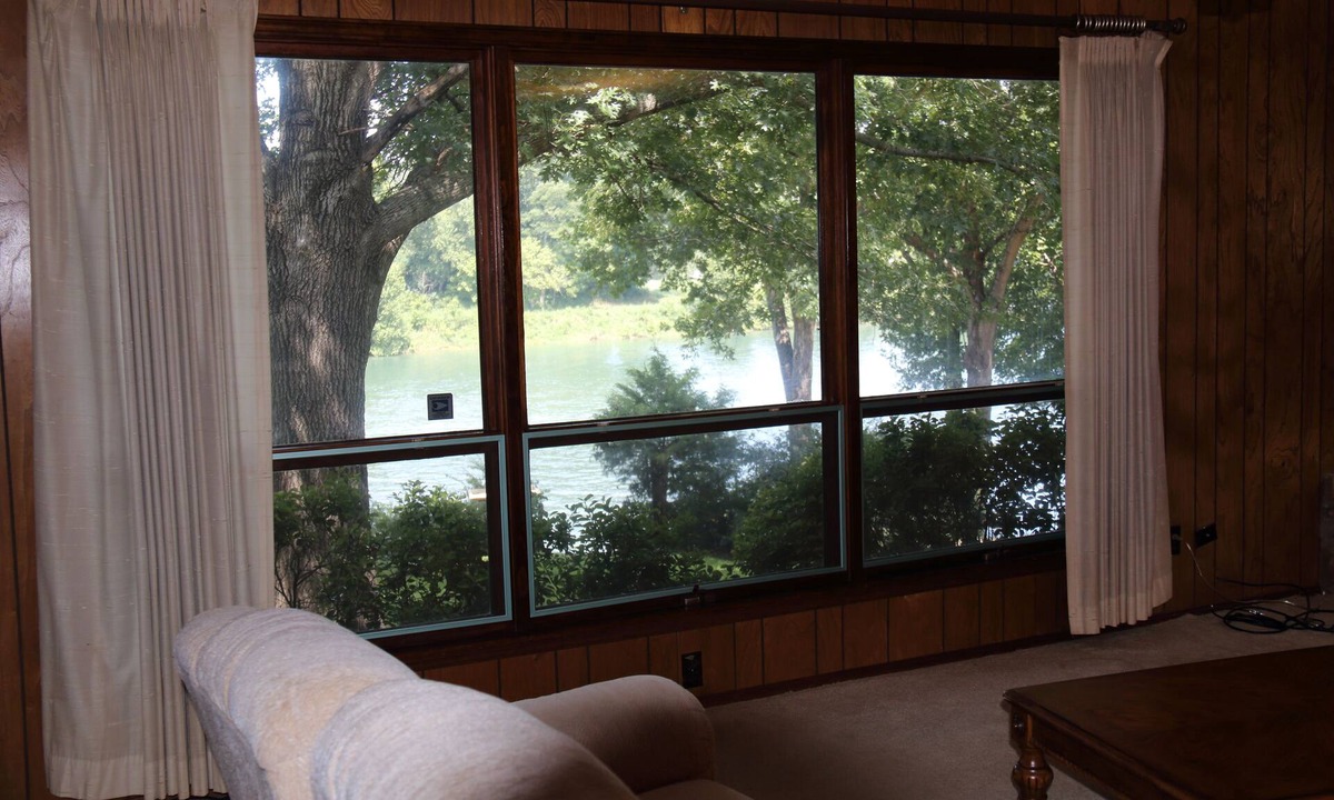 Lone Rock House | GREAT VIEW OF THE WHITE RIVER