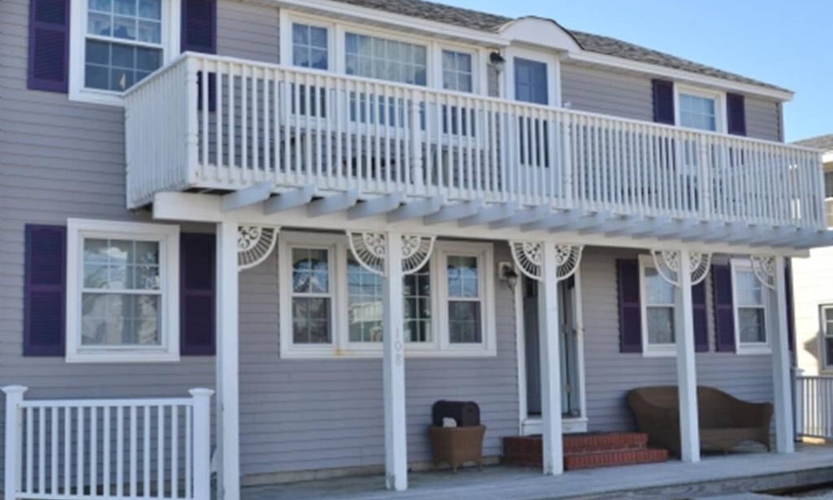 North Beach Haven House | Great views for this Ocean block Brighton Beach 1st fl duplex. Only 3 from.