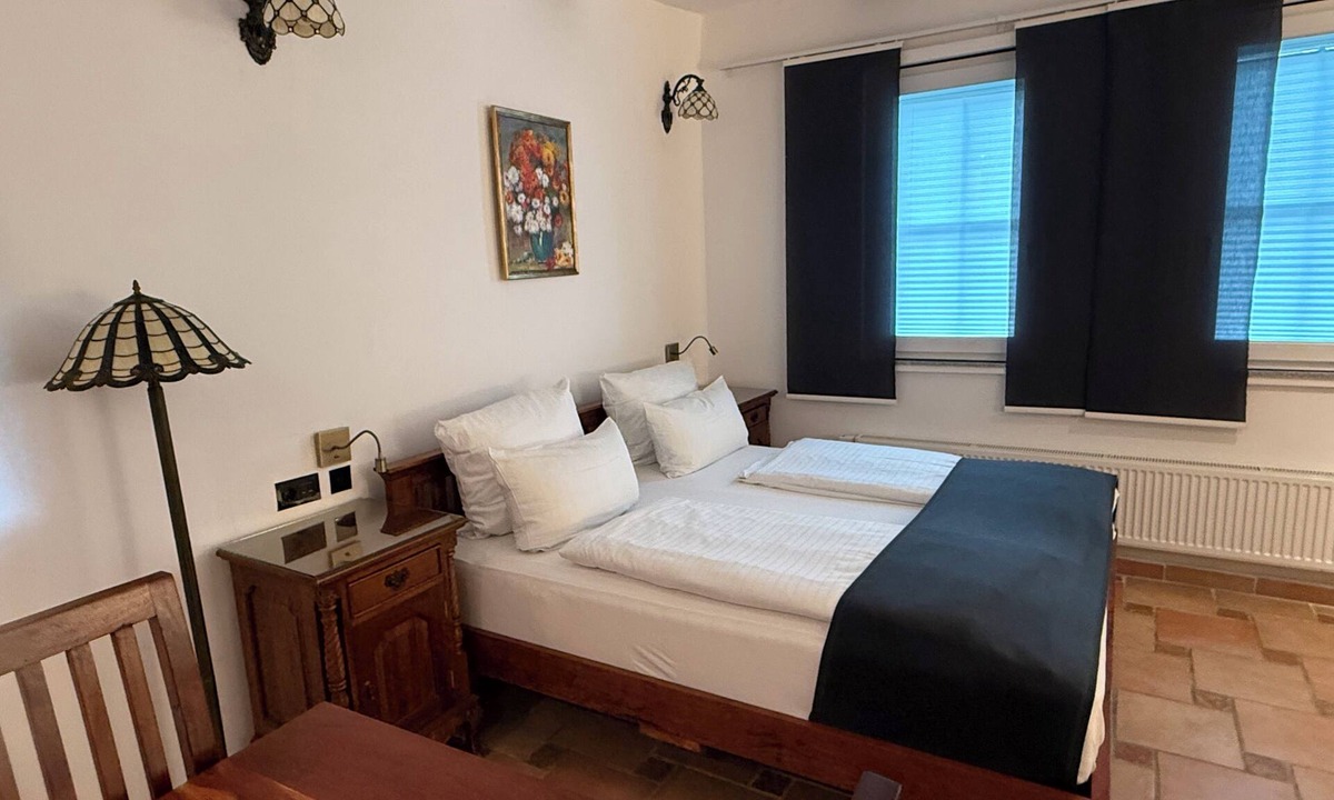 Grebenstein Apartment | Grebenstein with castle & towers near Sleeping Beauty's Sababurg & Rapunzel's Trendelburg