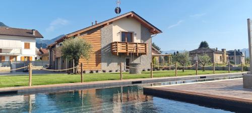 Dervio Ski Chalet | Green Chalet du lac - luxury property with swimming pool, large private garden and parking, few steps from the beach, ideal for families