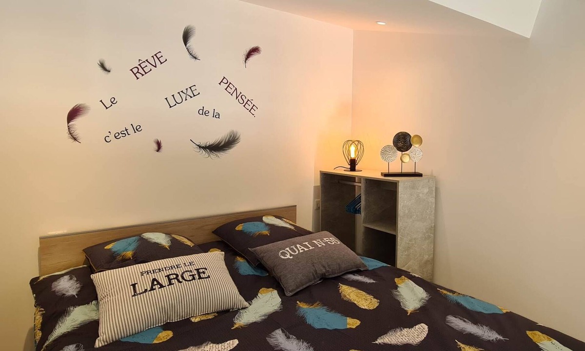 Trets Apartment | green feather studio with terrace overlooking the garden and view of Sainte Victoire
