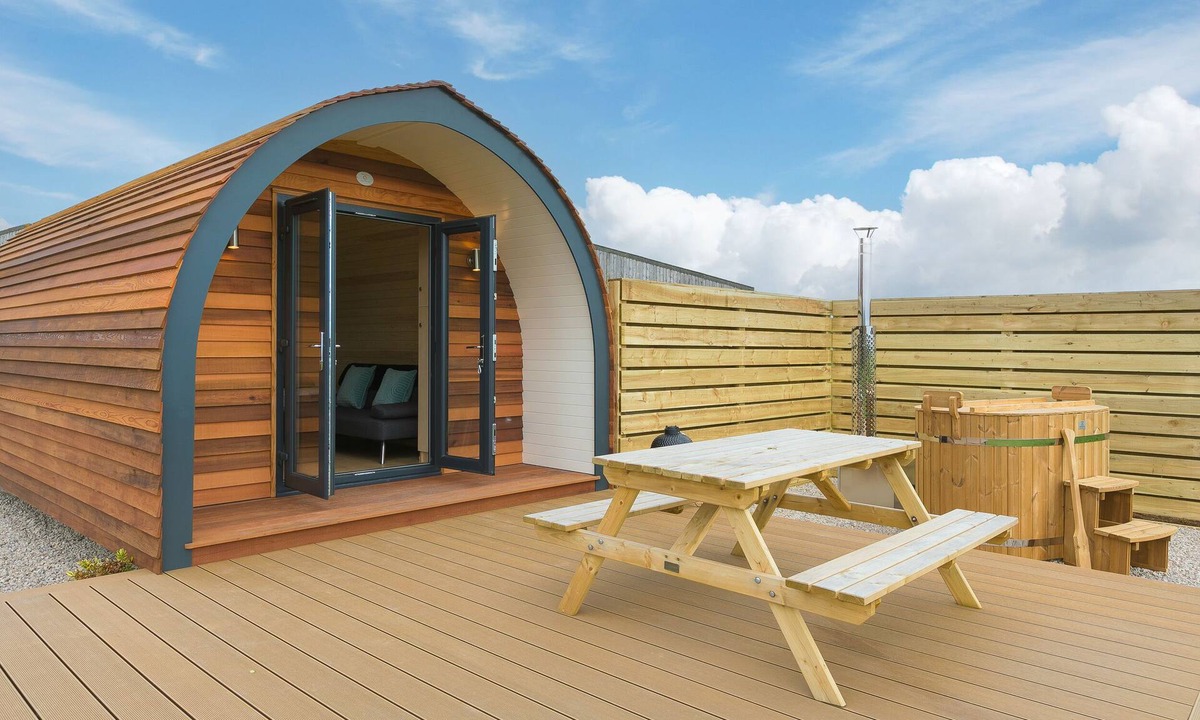 St. Buryan Cottage | GREEN FIELDS, romantic, with hot tub in St Buryan